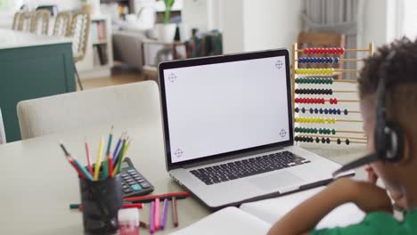 niño afroamericano usando una computadora portátil con espacio de copia
