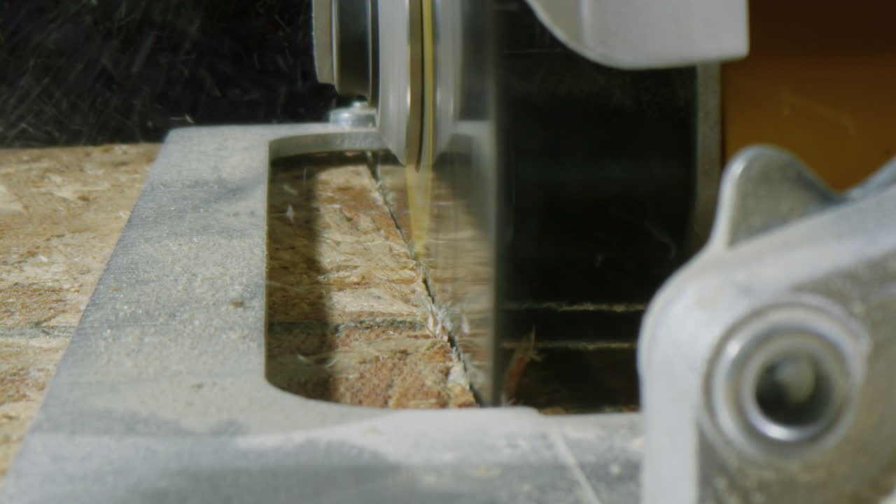 sierra circular para cortar una pieza de madera, empujón de muñecas, primer plano extremo, 4k