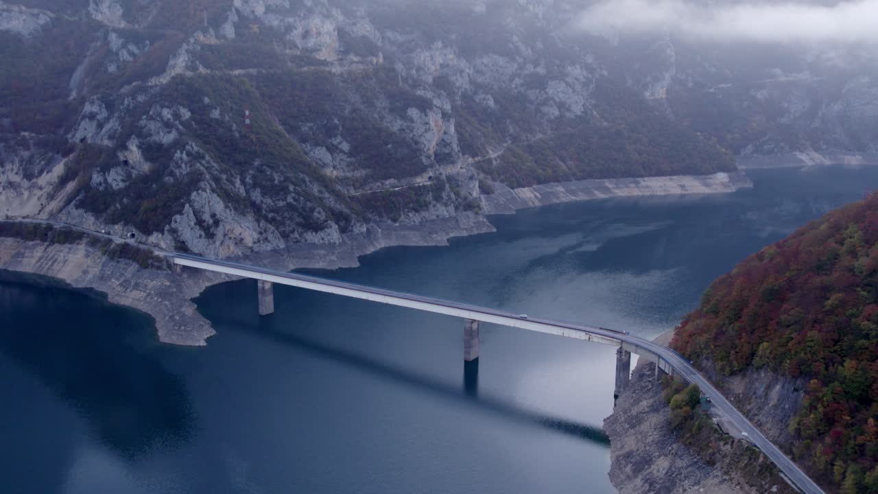 Veduta aerea del Lago di Piva e ponte sinuoso a Plužine, Montenegro