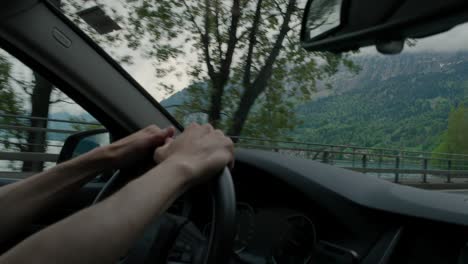 conduciendo por los alpes suizos
