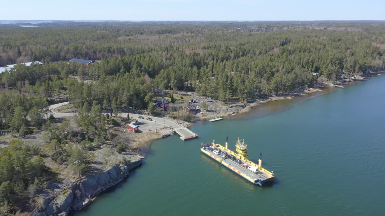 финский остров автомобильный паром пересекает водный путь в финском архипелаге