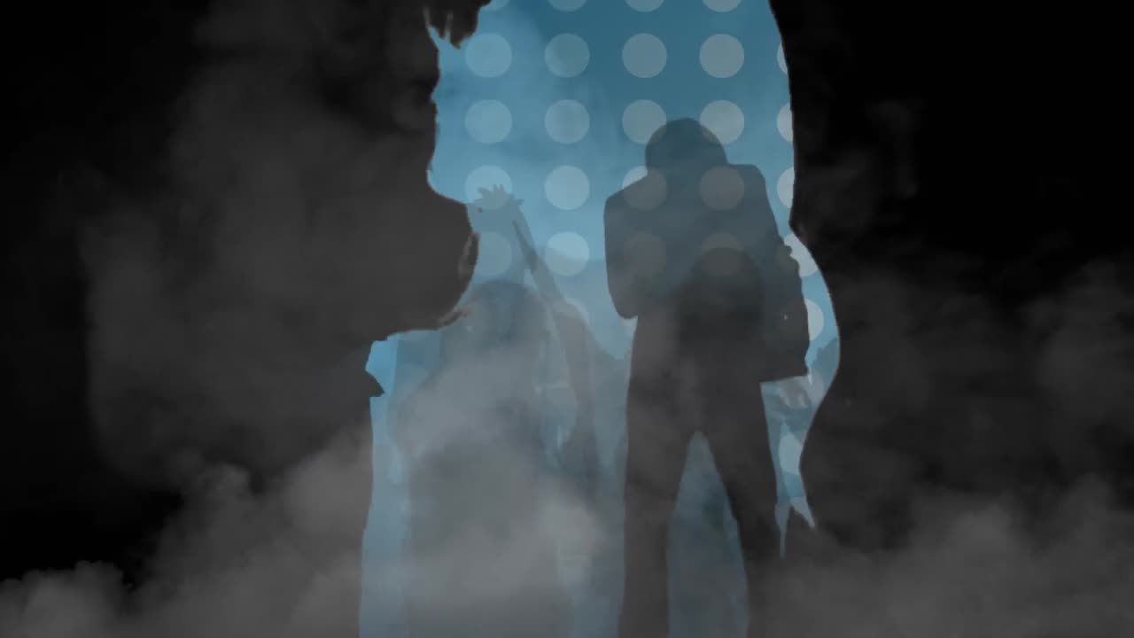 연기가 있는 클럽에서 춤을 추는 사람들