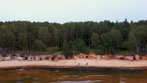 Rote-Felsen-Der-Klippen-Von-Veczemju,-Lettland