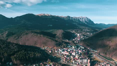 Hiperlapso-Aéreo-Disparado-Sobre-La-Ciudad-De-Sinaia-En-El-Valle-De-Las-Montañas-Con-Nubes-Voladoras