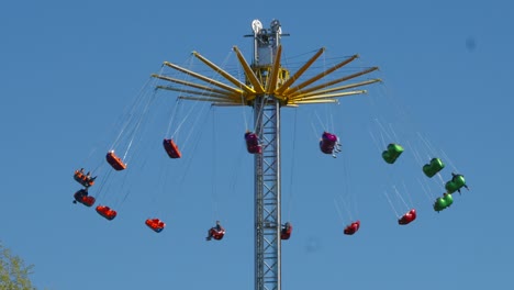 el columpio dentro del parque de atracciones en estonia