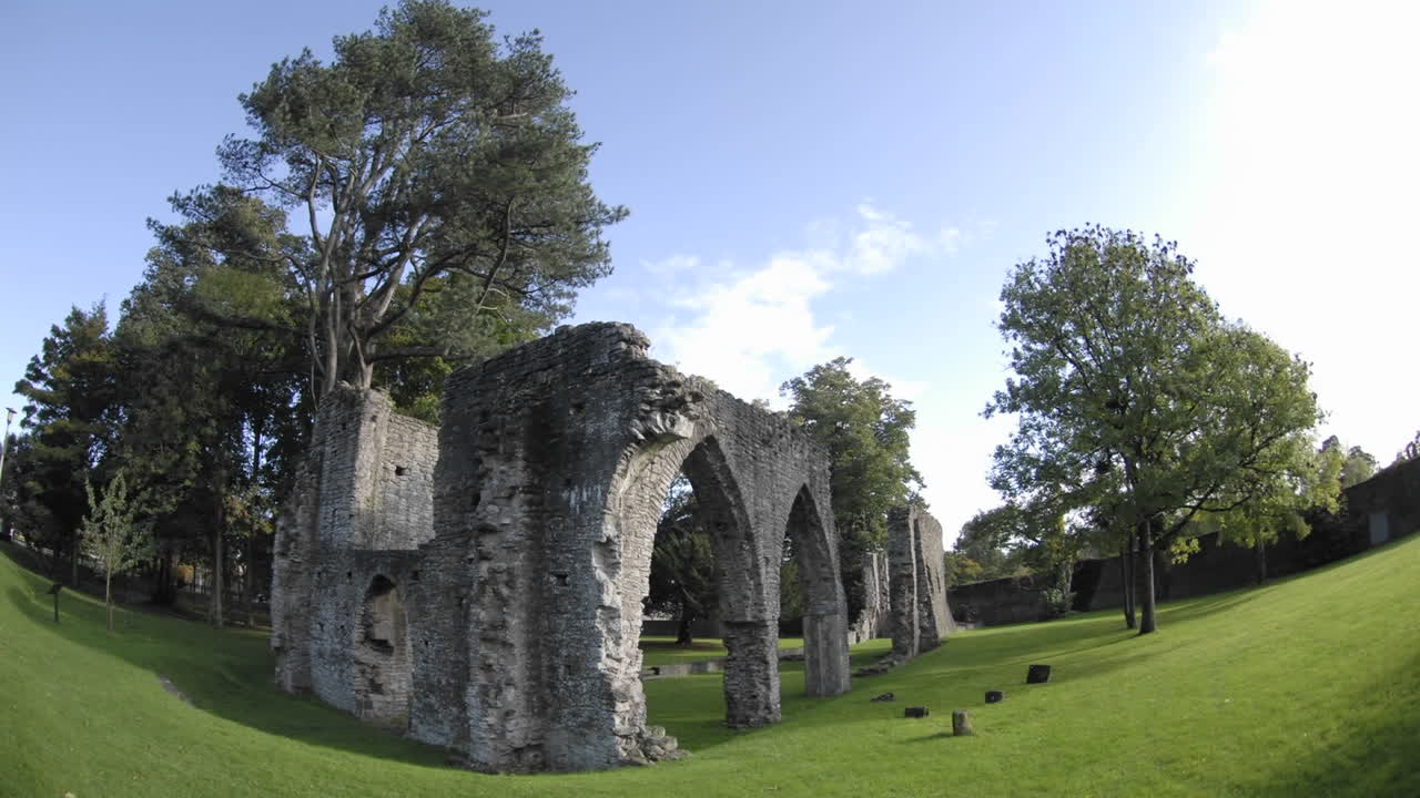 1263년 armagh 북아일랜드에서 armagh friary 폐허를 통과하는 구름의 시간 경과