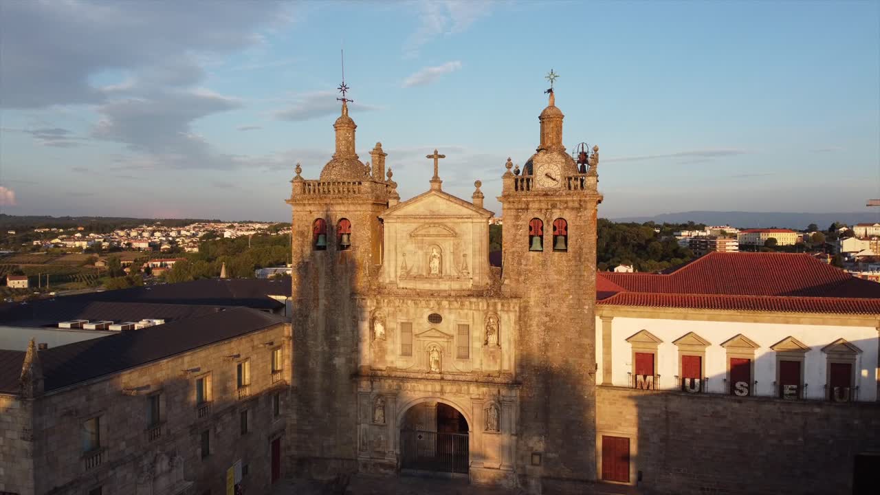 la puesta de sol con la iglesia en la ciudad de viseu - portugal