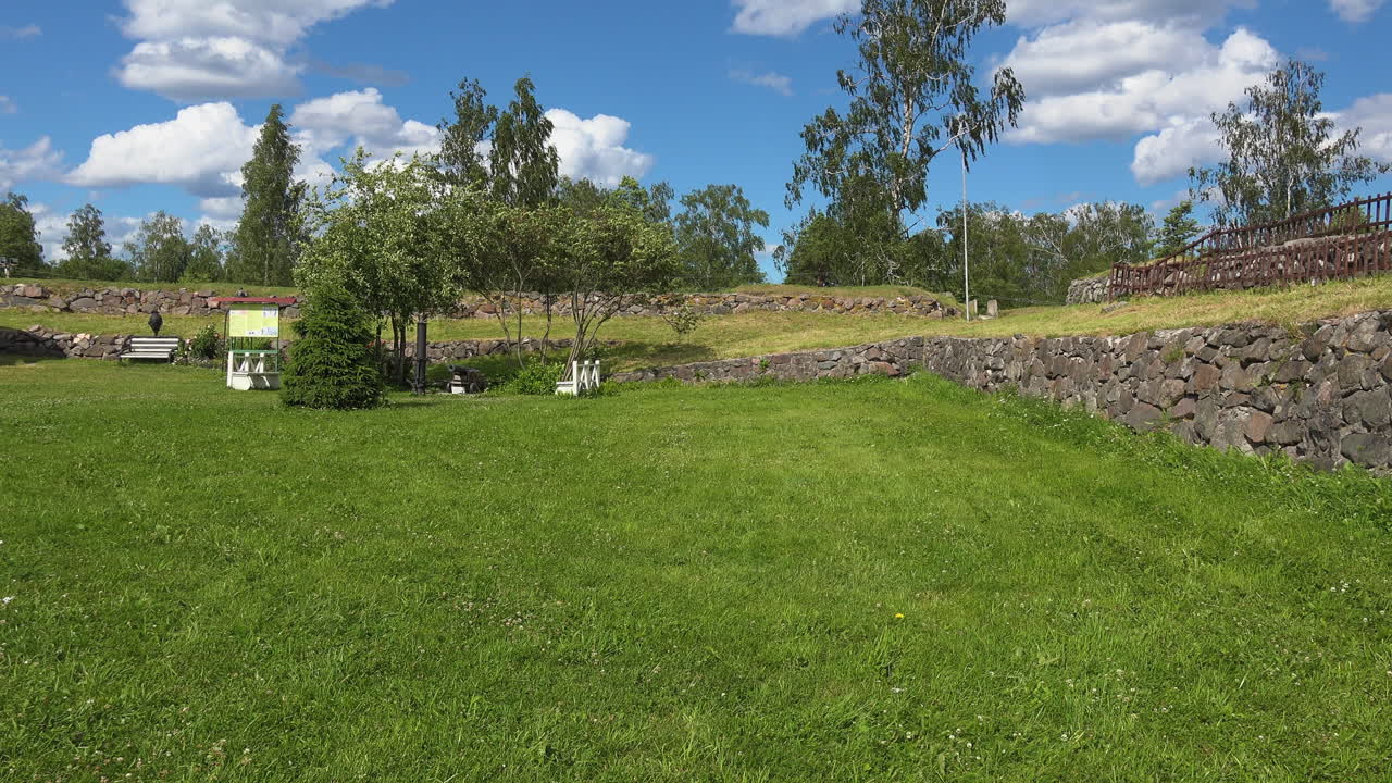 푸른 하늘 아래 녹지와 나무의 마취적이고 상쾌한 전망과 자연의 아름다움을 향상시키는 구름, 러시아