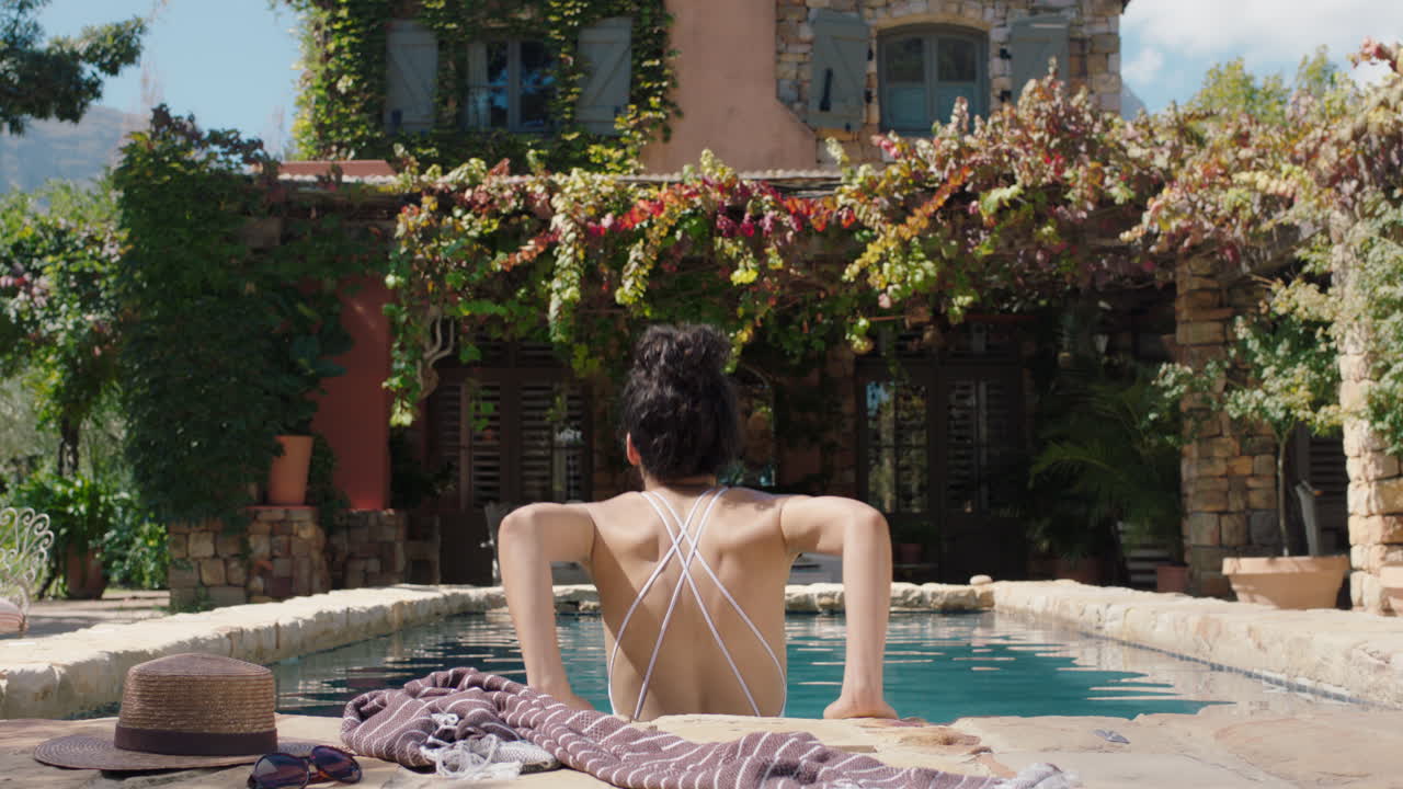 섹시한 여성이 아름다운 휴가 빌라의 수영장에서  ⁇ 빛을 즐기고 여름 휴가에 비키니를 입은 멋진 여성 관광객 4k 영상