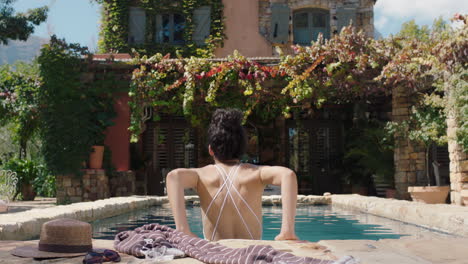 Mujer-Sexy-Nadando-En-La-Piscina-En-Una-Hermosa-Villa-De-Vacaciones-Disfrutando-Del-Bronceado-Hermosa-Turista-En-Vacaciones-De-Verano-Usando-Bikini-Imágenes-4k