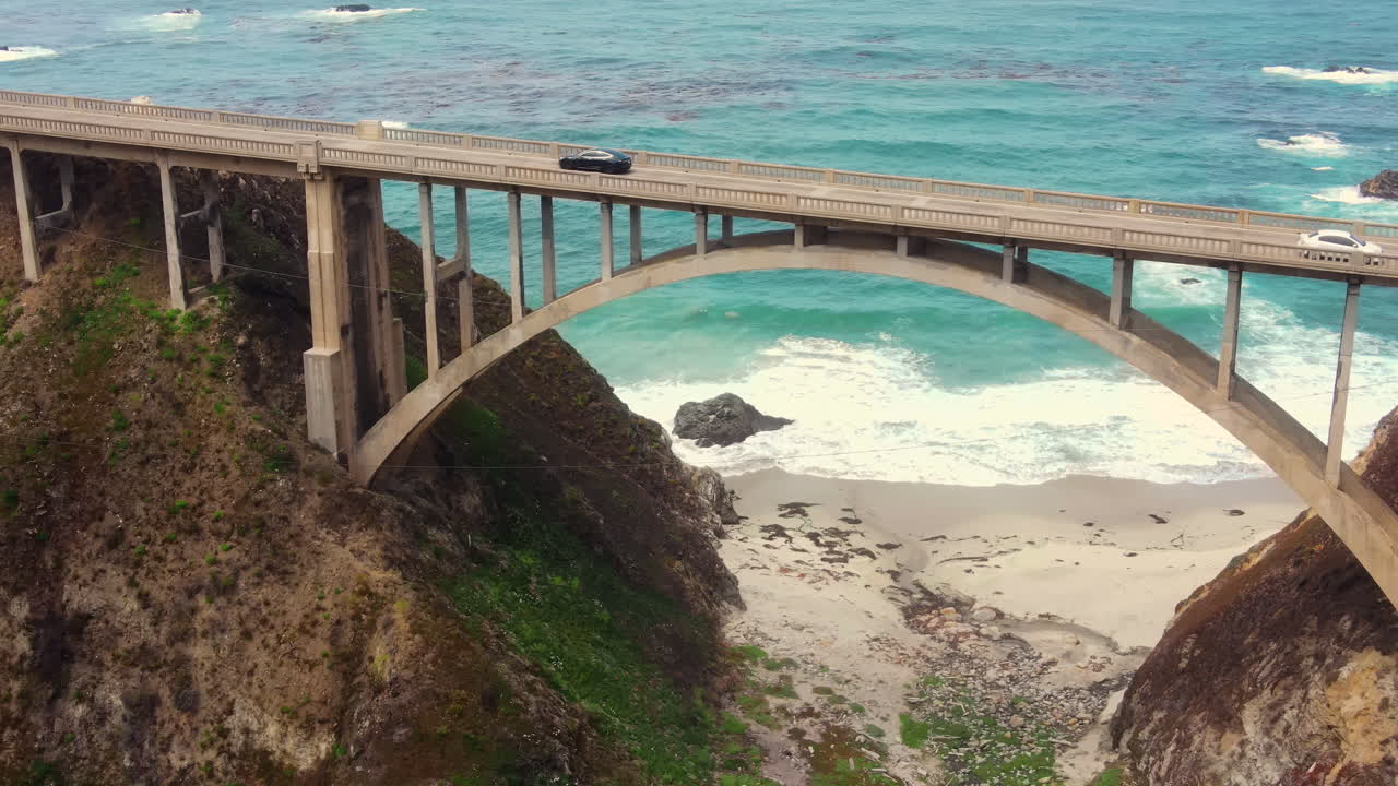 서부 캘리포니아에 있는 빅 쉬르와 록키 크릭 다리의 드론 항공 영상