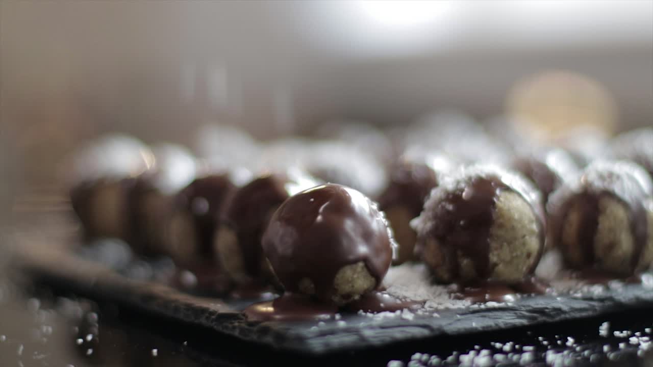 달콤한 초콜릿 볼에 코코넛 스프링클을 얹어