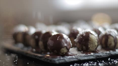 poner chispas de coco en bolas de chocolate dulce