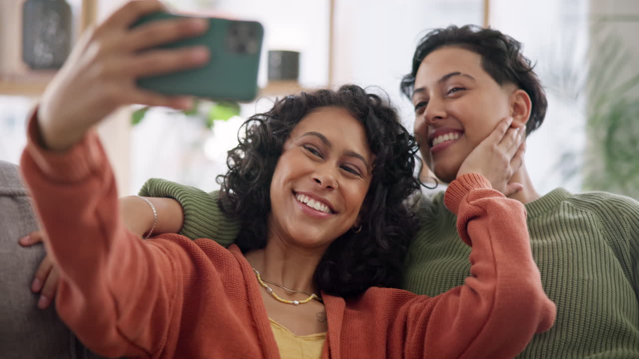 Coppia lesbica, selfie e sorriso con amore
