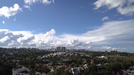 paisaje panorámico de la ciudad de méxico bajo un cielo azul vibrante adornado con densas nubes