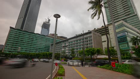 día nublado ciudad de jakarta famoso centro de tráfico calle círculo timelapse panorama 4k indonesia