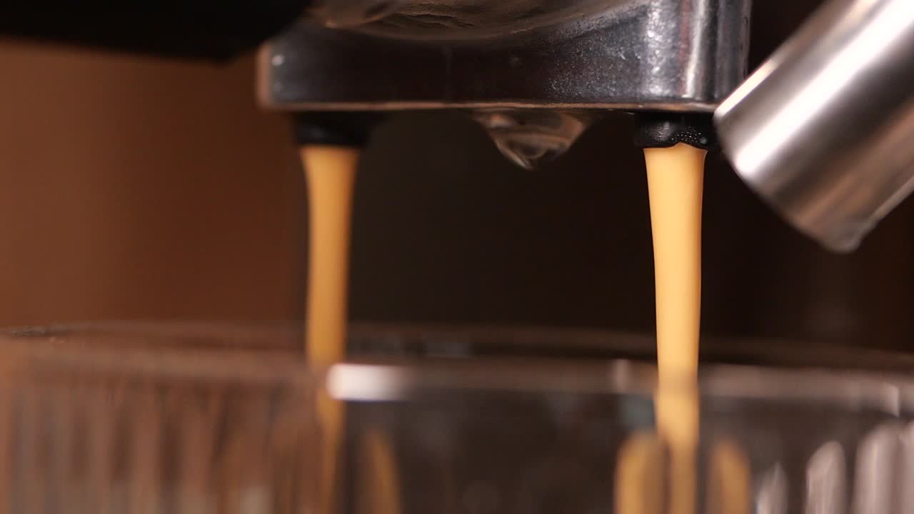 에스프레소 머신 쏟아지는 커피