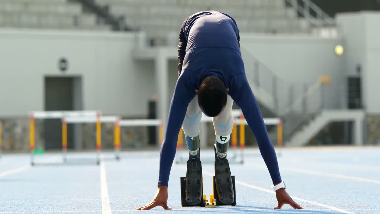 atletas discapacitados corriendo en una pista de atletismo 4k