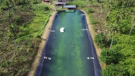 Reiter-Lernen-Wakeboarden-Im-Cable-Wake-Park-In-Siargao-Inmitten-üppiger-Palmenwälder