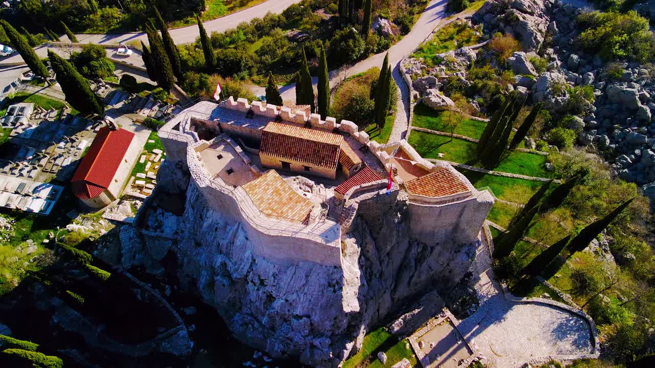 달마티아 지역의 소콜 요새 또는 소콜 대학원의 영화 같은 공중 촬영