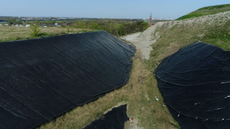 Drohnenansicht-Der-Mit-Schutzfolie-Bedeckten-Seiten-Des-Mülldeponiehügels