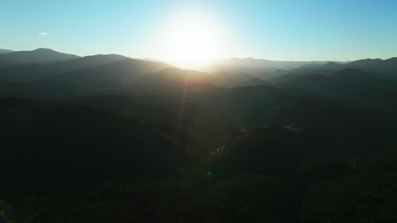 여름의 빛 해가 지면 에버그린 공중 드론 아이다호 스프링스 골든 캐니언 인디언 피크 i-70 인터스테이트 제네스 파크 산층 록키 마운틴 콜로라도 미국 관광 통근자 뒤로 드라이브