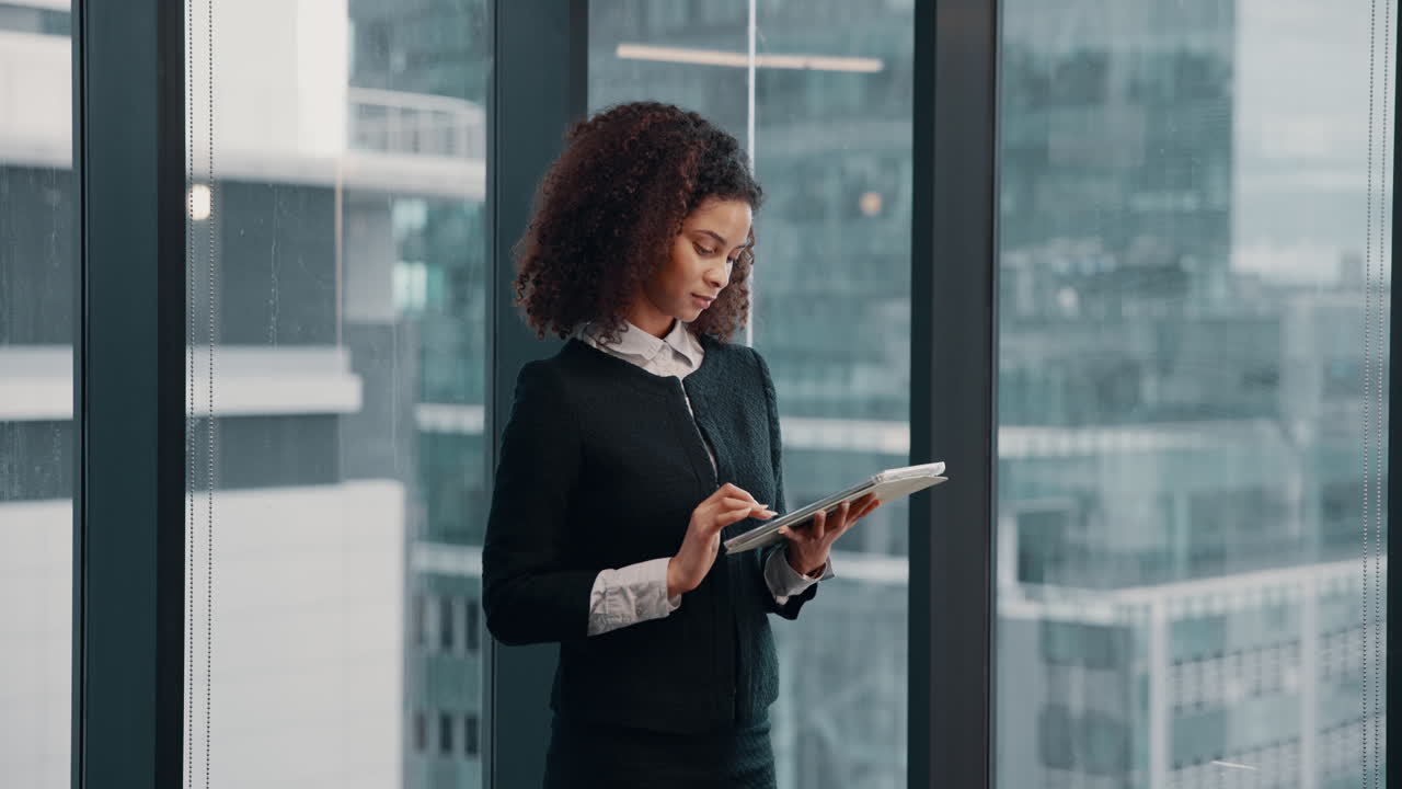 donna d'affari che usa il tablet in ufficio