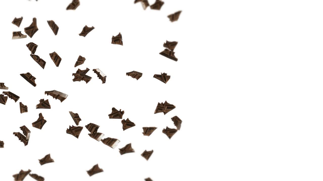 검은 바탕에 많은 초콜릿 조각을 날아. 음식과 과자. 우유와 어두운. 초콜릿 회전의 3d 루프 애니메이션.