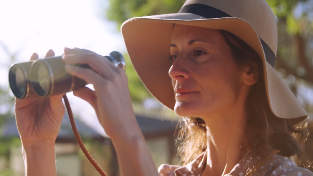 mujer mayor mirando a través de un binocular 4k