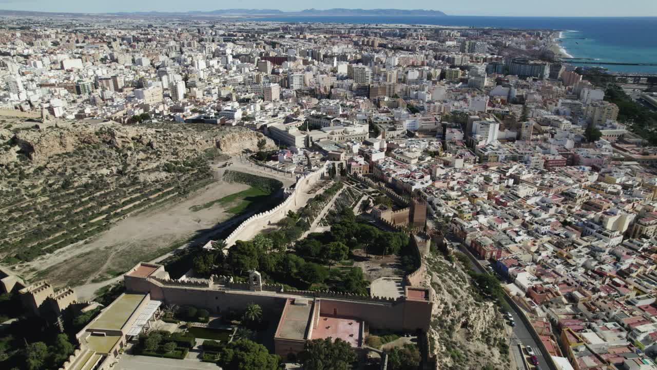 vista aérea sobre la alcazaba de almería con paisaje urbano de fondo en españa