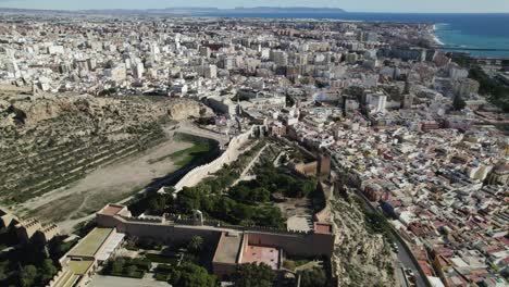 Vista-Aérea-De-La-Alcazaba-De-Almería-Con-Paisaje-Urbano-De-Fondo-En-España