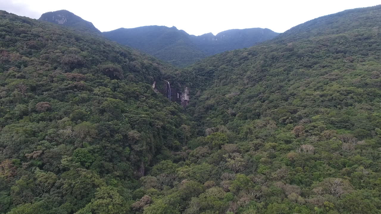 cascada remota aérea 4k de forqueta, serra gaucha