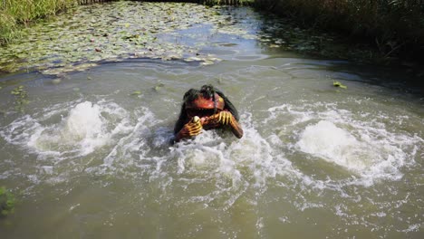 El-Monstruo-Kappa-Emerge-Del-Agua-En-El-Parque-Tsujikawayama,-Folklore-Japonés