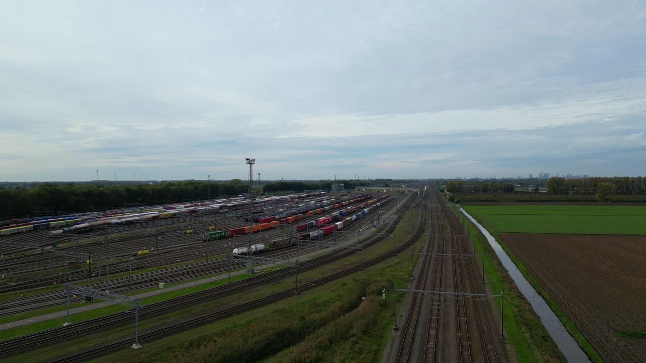 왜건이 주차된 kijfhoek hump yard의 조감도