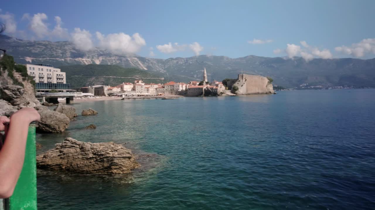 화창한 날 아드리아해 해안선에 있는 몬테네그로의 부바 구시가지