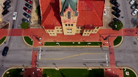 Gran-Edificio-Con-Torre-De-Reloj-Y-Techo-Rojo