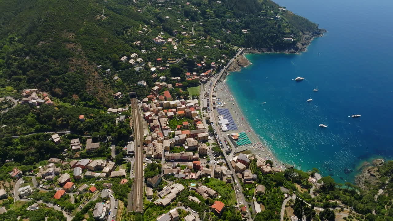 Vista aerea che si allontana da Bonassola, giornata estiva in Liguria, Italia