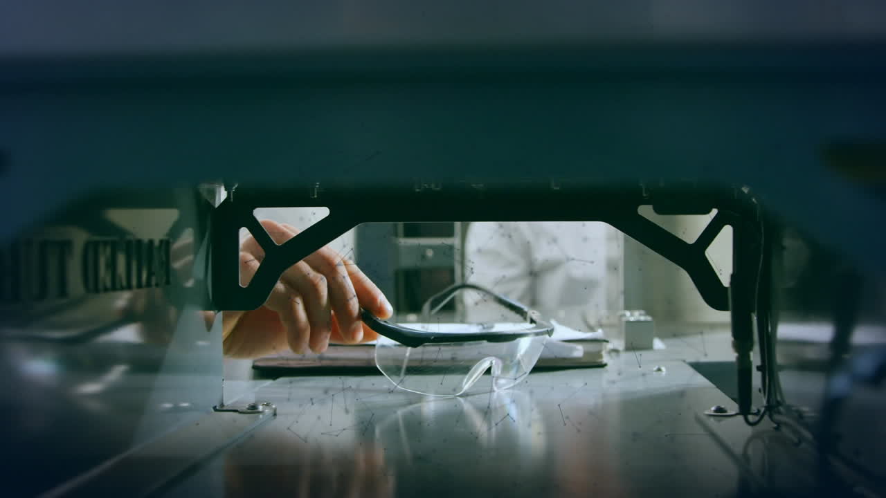 animación de redes verdes de conexiones sobre un científico masculino con gafas