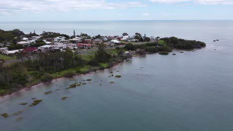 vista aérea de una península con caminos de casas y la playa
