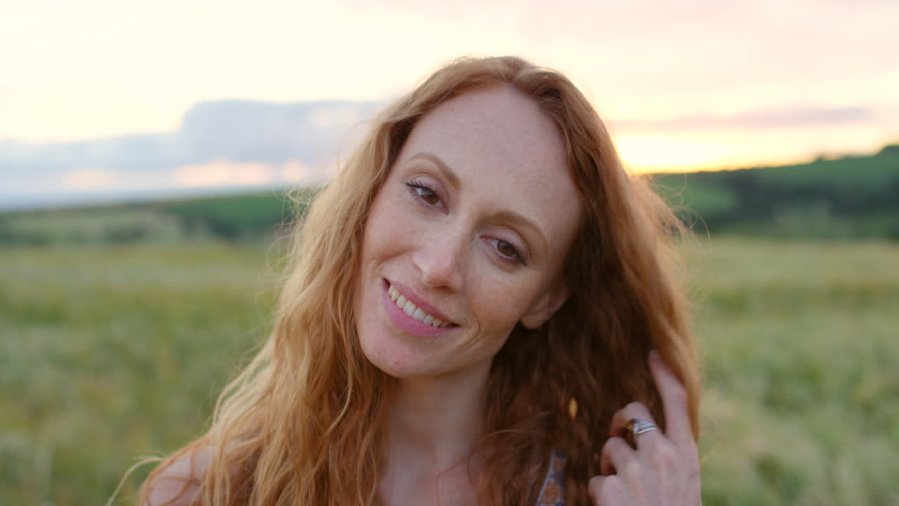 обнимая ее внутреннее я.