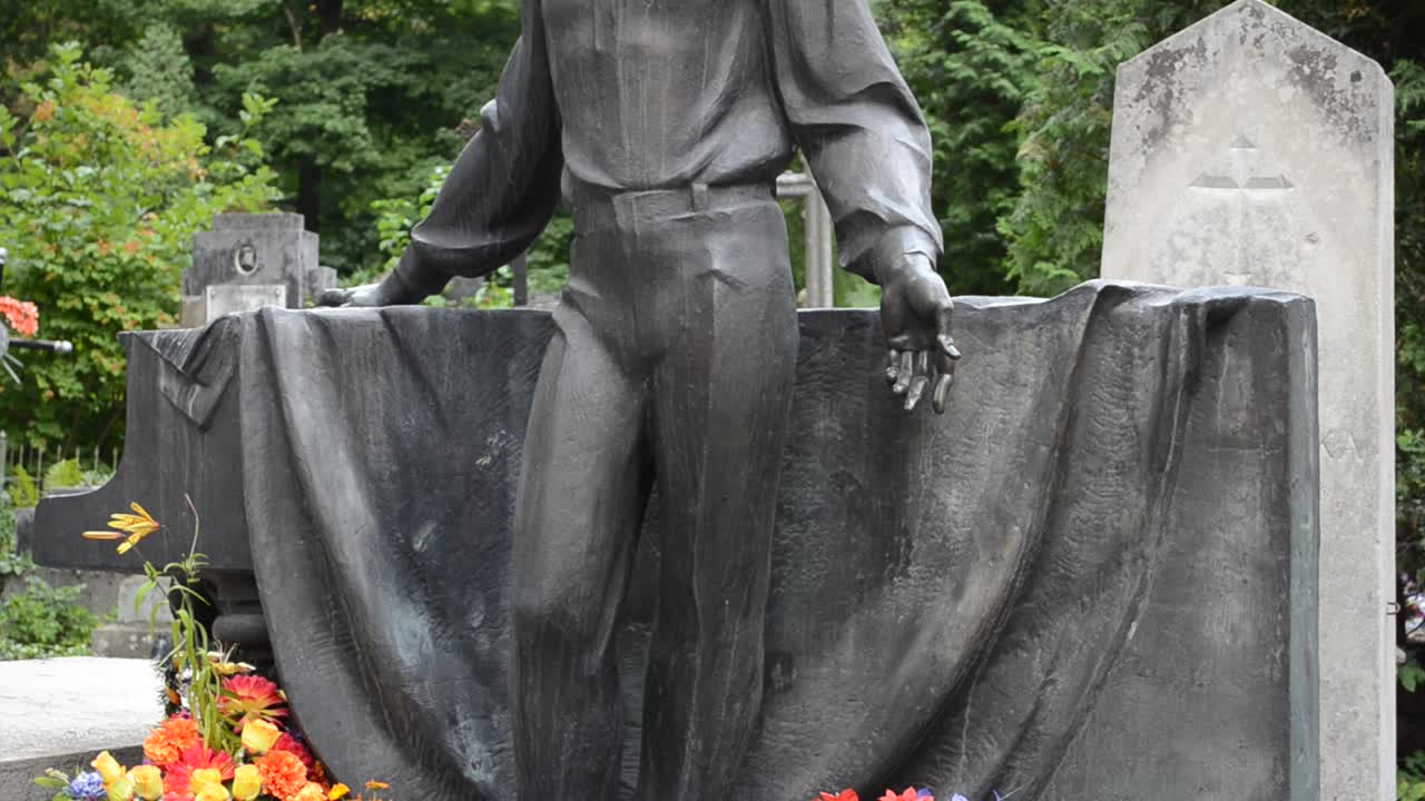 Famoso compositore e autore ucraino Volodymyr Ivasjuk. Leopoli, Ucraina. Monumento al famoso compositore e autore ucraino Volodymyr Ivasjuk (autore di "Chervona ruta" e di altre 400 canzoni) nell'antico cimitero di Lychakivskyj (città di Leopoli, Ucraina)