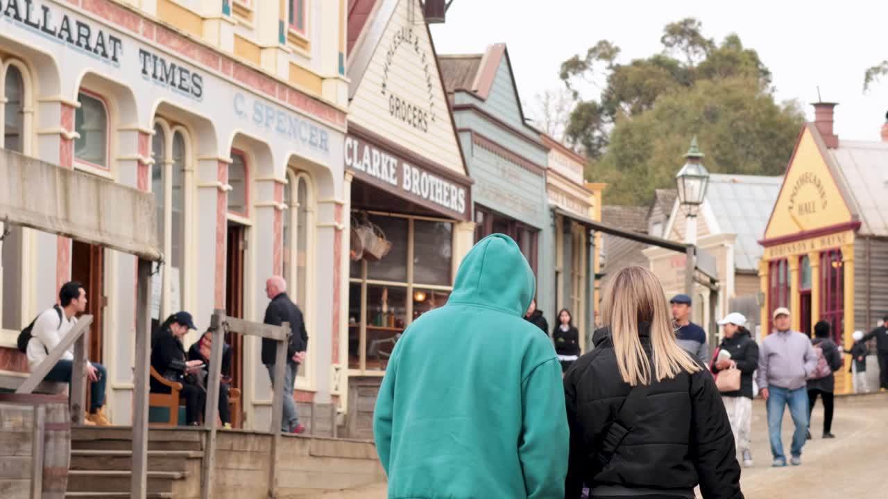 보르도 의 빈티지 가게 를 지나가는 사람 들