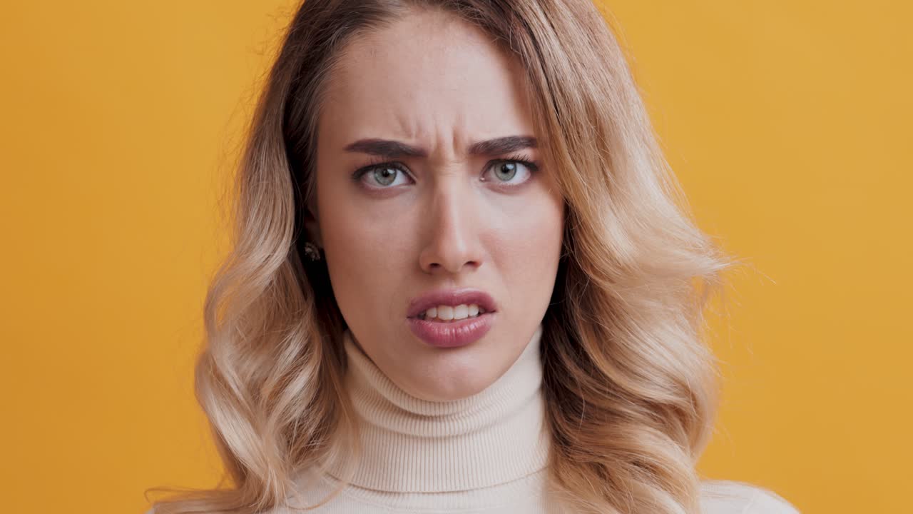 mujer expresando diferentes emociones