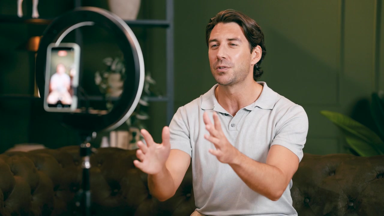 Uomo che registra contenuti video per i social media usando una ring light