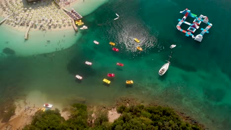 Inclínate-Sobre-La-Hermosa-Playa-De-Ksamil-Con-Coloridos-Botes