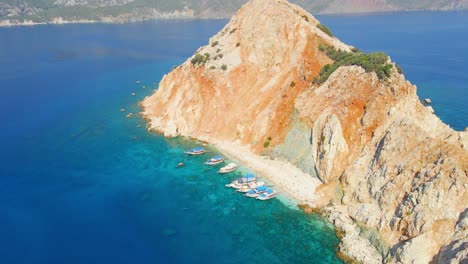 Vista-Aérea-De-Drones-4k-De-La-Isla-Suluada-En-El-Mar-De-Adrasan,-Antalya-–-Turquía