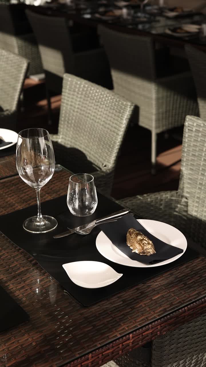 금으로 인 음식으로 야외 레스토랑 테이블 설정