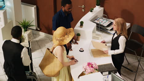 recepcionista que da la bienvenida a los huéspedes del hotel