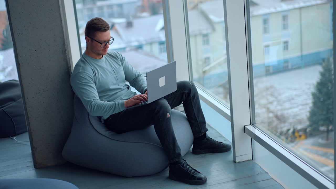 hombre trabajando en una computadora portátil en una oficina moderna
