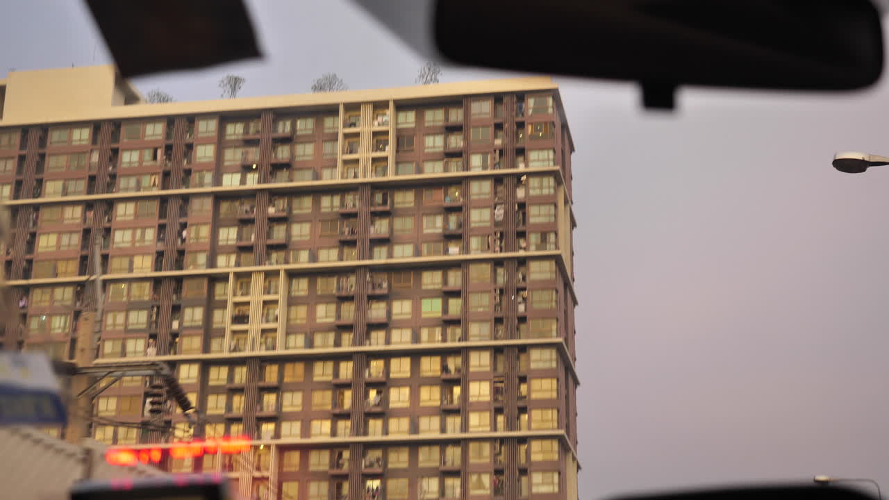 자동차 에서 볼 수 있는 도시 아파트 건물